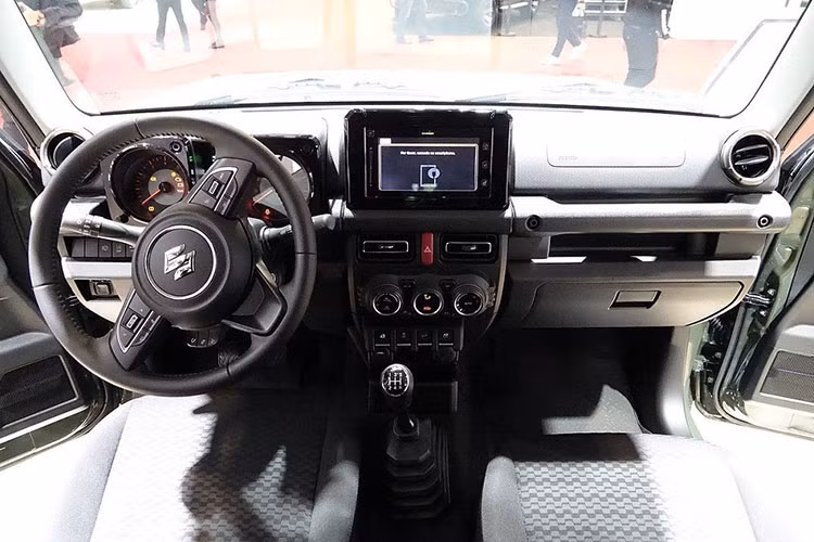 Bên trong xe sẽ có ghế bọc nỉ, vô lăng tích hợp phím chức năng, màn hình đa thông tin trong bảng đồng hồ, màn hình cảm ứng trung tâm 7 inch, hỗ trợ Apple CarPlay/Android Auto, hệ thống định vị, điều hòa tự động 1 vùng, hệ thống AM/FM/Radio/MP3/WMA, khe thẻ nhớ SD, kết nối Bluetooth, cổng USB và 2 loa.
