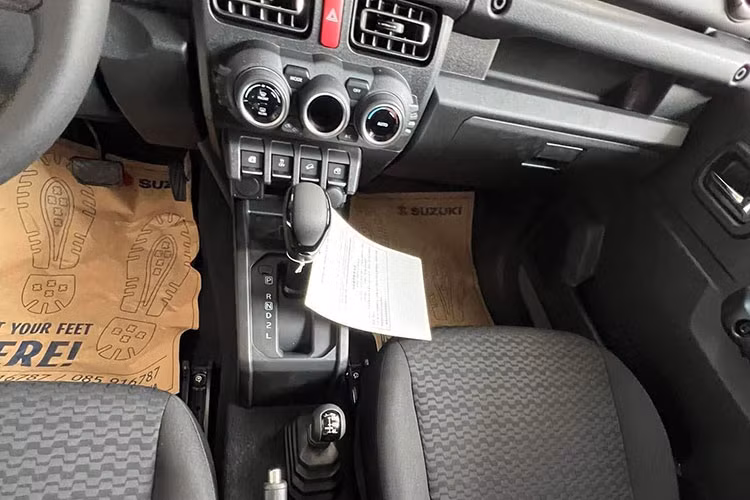 Bù lại, mẫu xe này được trang bị khung gầm rời nên là SUV đúng nghĩa. Ngoài ra, Suzuki Jimny còn có hệ thống treo trước/sau dùng lò xo trụ, góc tiếp cận 37 độ, góc vượt đỉnh dốc 28 độ và góc thoát 49 độ. Những thông số này, cộng với hệ dẫn động 4 bánh AllGrip 4WD, chế độ cầu nhanh và cầu chậm, giúp đảm bảo khả năng off-road của xe.