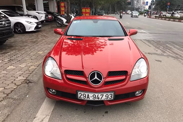Mercedes-Benz SLK 200 2010 được trang bị động cơ 4 xy-lanh tăng áp, dung tích 1.8L, công suất tối đa 163 mã lực và mô-men xoắn 240 Nm. Chiếc xe thể thao mất 8 giây để có thể đạt tới vận tốc 100km/h từ trạng thái tĩnh trước khi chạm ngưỡng tốc đội tối đa 230 km/h.