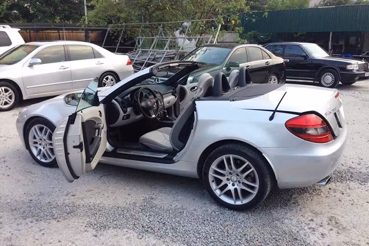 SLK của Mercedes-Benz được đánh giá vừa phù hợp với những tay chơi xe thể thao, nhưng cũng được đánh giá là khá phù hợp khi sử dụng thường xuyên trong phố. Tuy nhiên theo nhiều người dùng đánh giá, nó cũng khá bất tiện và không phù hợp với điều kiện khí hậu tại Việt Nam.