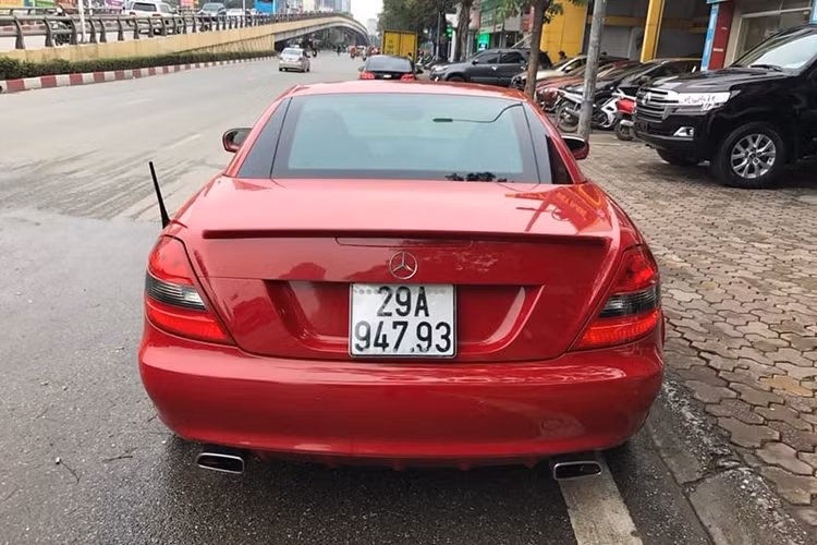 Nếu so sánh với một chiếc Audi TT cùng thế hệ, có cùng mức giá mua mới hơn 2 tỷ đồng và cùng mức giá bán lại ở thời điểm hiện tại, tuy nhiên mẫu xe Mercedes-Benz SLK bị Audi TT bỏ xa với thông số 200 mã lực và thời gian tăng tốc từ 0-100 km trong 6 giây.