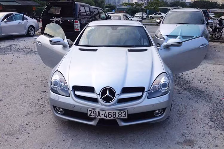 Tại thị trường xe sang cũ ở Việt Nam, giá xe Mercedes-Benz SLK 2010 khoảng tren dưới 800 triệu đồng tuỳ vào màu sắc hoặc độ cũ, mới... với số tieenf này, vẫn đủ để bạn mua cho mình một chiếc Audi TT đời 2008 hoặc một chiếc BMW 3-Series có tuổi đời từ 6 đến 8 năm.