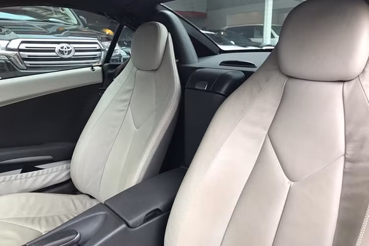 Mercedes-Benz SLK sử dụng hệ thống giải trí với 1 màn hình trung tâm 5 inch đi kèm với kết nối Bluetooth, hệ thống đầu CD cùng dàn âm thanh 9 loa. Thông số đáng ghi nhận nhất có lẽ là odo của xe, nhìn đồng hồ có thể thấy nó mới chỉ vận hành hơn 3.400 km/năm.