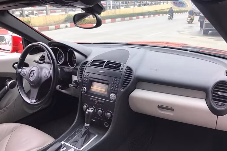 Bù lại, chiếc xe mui trần 10 năm tuổi vẫn có được những nét thiết kế rất quyến rũ và hút mắt do thừa hưởng DNA từ người đàn anh SLR McLaren. CHiếc xe màu đỏ đang được rao bán tại Hà Nội này vẫn còn khá đẹp và được chủ nhân nhận xét là còn nguyên bản như lúc mới mua.