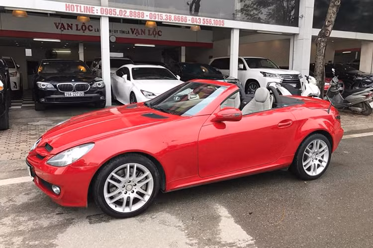 Sau khoảng hơn 8 năm sử dung, chiếc xe sang Mercedes-Benz SLK 2010 hiện được rao bán với mức giá 795 triệu đồng, chênh khoảng 1,1 tỷ đồng so với mức giá phân phối chính hãng 1,9 tỷ đồng vào năm 2010. 