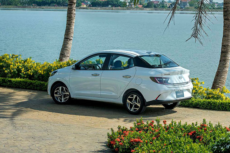 Khác biệt so với mô hình cũ là Hyundai Grand i10 Sedan 2021 có phần trụ C sơn đen bóng giúp cảm giác xe dài hơn. Đuôi xe của bản Sedan ấn tượng hơn hẳn với cụm đèn hậu LED thiết kế dạng tia sét và được nối liền bởi dải crom chạy ngang khoang hành lý, cốp xe mở điện ngay trên chìa khóa.