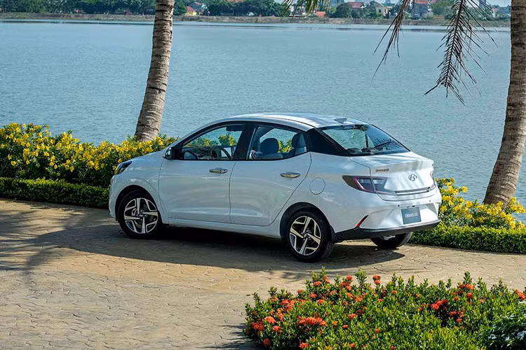 Khác biệt so với mô hình cũ là Hyundai Grand i10 Sedan 2021 có phần trụ C sơn đen bóng giúp cảm giác xe dài hơn. Đuôi xe của bản Sedan ấn tượng hơn hẳn với cụm đèn hậu LED thiết kế dạng tia sét và được nối liền bởi dải crom chạy ngang khoang hành lý, cốp xe mở điện ngay trên chìa khóa.