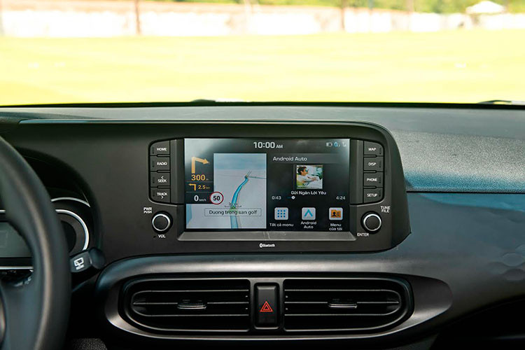 Bên trong khoang lái, không gian của bản Sedan rộng rãi hơn là điểm nhấn đáng kể nhất. Ngoài ra, những chi tiết khác sẽ giống hệt bản Hatchback như màn hình giải trí kiểu mới, điều hòa cơ có cửa gió sau, vô-lăng và cụm đồng hồ đa chức năng mới. Xe không được trang bị tính năng ga tự động, ghế da pha nỉ chứ không phải da hoàn toàn và không có tính năng cân bằng điện tử như bản Hatchback.