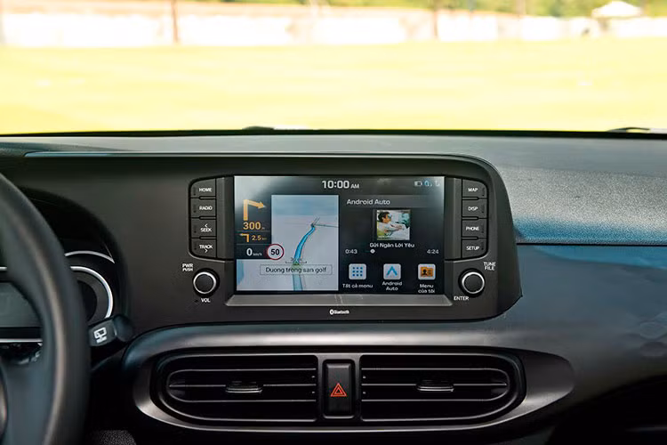 Bên trong khoang lái, không gian của bản Sedan rộng rãi hơn là điểm nhấn đáng kể nhất. Ngoài ra, những chi tiết khác sẽ giống hệt bản Hatchback như màn hình giải trí kiểu mới, điều hòa cơ có cửa gió sau, vô-lăng và cụm đồng hồ đa chức năng mới. Xe không được trang bị tính năng ga tự động, ghế da pha nỉ chứ không phải da hoàn toàn và không có tính năng cân bằng điện tử như bản Hatchback.