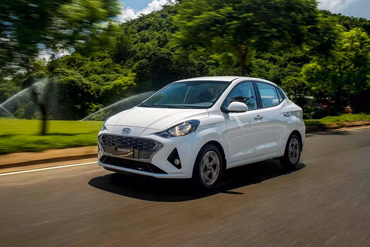 Giá xe Hyundai Grand i10 2021 thế hệ mới tăng khoảng 30 triệu đồng so với thế hệ trước ở tất cả các phiên bản. Cụ thể: 1.2 MT tiêu chuẩn giá 360 triệu đồng, bản 1.2 MT giá 405 triệu đồng, 1.2 AT giá 435 triệu đồng, Sedan 1.2 MT Tiêu chuẩn giá 380 triệu đồng, Sedan 1.2 MT giá 425 triệu đồng và cuối cùng là bản Sedan 1.2 AT có giá 460 triệu đồng.