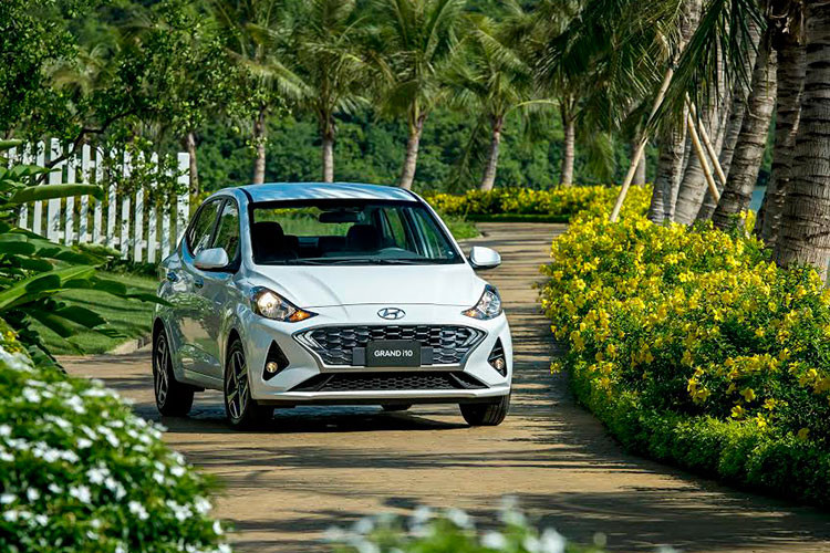 Cũng tương tự bản Hatchback, Hyundai Grand i10 Sedan 2021 sở hữu lưới tản nhiệt mở rộng hơn kết hợp đèn định vị ban ngày và đèn pha trên bản cao cấp nhất vẫn dùng bóng Halogen thường. Mẫu xe mới này cũng có bộ la-zăng cầu kỳ hơn dạng phay bóng kích thước 15 inch, gương và tay nắm cửa giống bản Hatchback.
