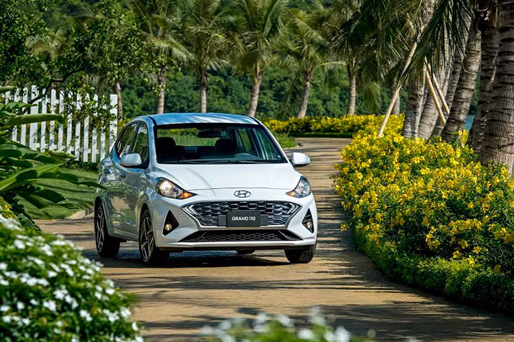 Cũng tương tự bản Hatchback, Hyundai Grand i10 Sedan 2021 sở hữu lưới tản nhiệt mở rộng hơn kết hợp đèn định vị ban ngày và đèn pha trên bản cao cấp nhất vẫn dùng bóng Halogen thường. Mẫu xe mới này cũng có bộ la-zăng cầu kỳ hơn dạng phay bóng kích thước 15 inch, gương và tay nắm cửa giống bản Hatchback.