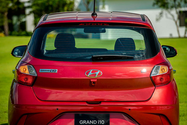 Cải tiến mới của bản Hyundai Grand i10 Htachback là bộ mâm phay bóng 2 màu tươi mới hơn với kích thước 15 inch tiêu chuẩn, tay nắm cửa bọc crom tích hợp nút bấm mở khóa thông minh. Ngoài ra, gương chiếu hậu chỉnh/gập điện tích hợp xi-nhan. Đèn hậu của Hyundai Grand i10 2021 dùng bóng Halogen thường, thiết kế đuôi xe góc cạnh hơn đời cũ.