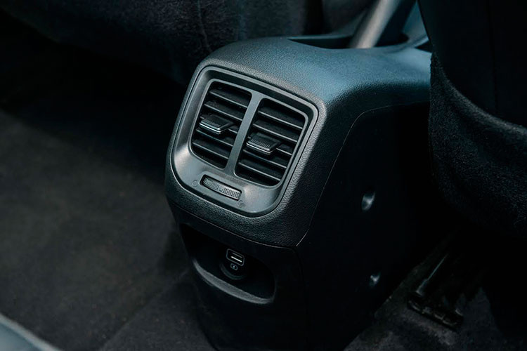 Các trang bị an toàn của Hyundai Grand i10 2021 mới ra mắt Việt Nam bao gồm: Hệ thống chống bó cứng phanh ABS; Hệ thống phân bổ lực phanh điện tử EBD; Hệ thống hỗ trợ lực phanh BA; Hệ thống cân bằng điện tử ESC; Hệ thống khởi hành ngang dốc HAC; Hệ thống an toàn 2 túi khí; Hệ thống camera và cảm biến lùi; Hệ thống chống trộm Immobilizer...