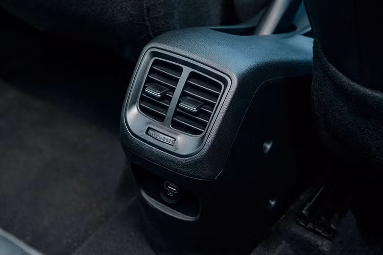 Các trang bị an toàn của Hyundai Grand i10 2021 mới ra mắt Việt Nam bao gồm: Hệ thống chống bó cứng phanh ABS; Hệ thống phân bổ lực phanh điện tử EBD; Hệ thống hỗ trợ lực phanh BA; Hệ thống cân bằng điện tử ESC; Hệ thống khởi hành ngang dốc HAC; Hệ thống an toàn 2 túi khí; Hệ thống camera và cảm biến lùi; Hệ thống chống trộm Immobilizer...