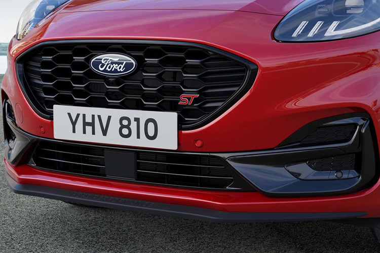 Logo Ford cũng đã chuyển xuống lưới tản nhiệt phía trước. Phần đuôi sau của mẫu xe hatchback Ford Puma 2024 vẫn giữ nguyên, nhưng khách hàng có thể chọn trong số 6 màu – bao gồm cả màu xám Cactus Grey mới – và một số thiết kế bánh xe có kích thước từ 17 đến 19 inch.