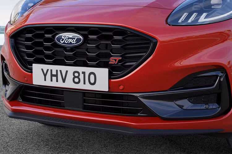 Logo Ford cũng đã chuyển xuống lưới tản nhiệt phía trước. Phần đuôi sau của mẫu xe hatchback Ford Puma 2024 vẫn giữ nguyên, nhưng khách hàng có thể chọn trong số 6 màu – bao gồm cả màu xám Cactus Grey mới – và một số thiết kế bánh xe có kích thước từ 17 đến 19 inch.