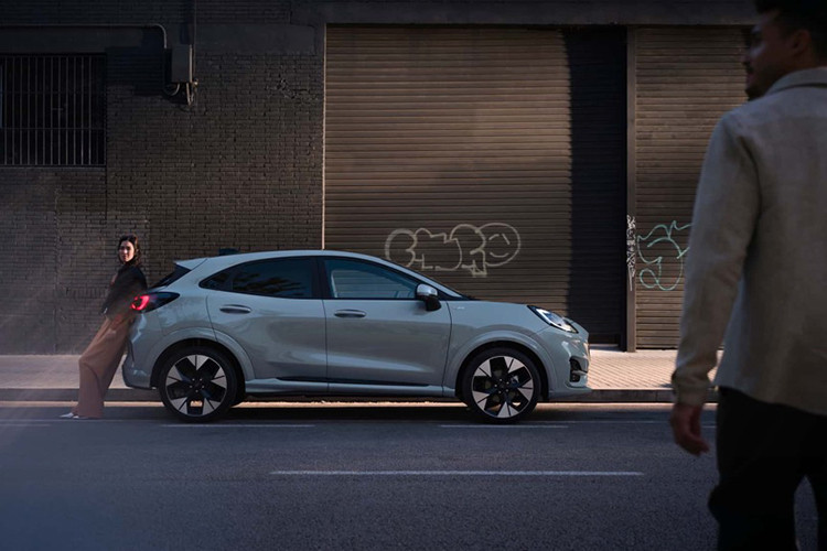 Động cơ hybrid nhẹ mới chỉ có công suất 168 mã lực và mô-men xoắn 248Nm, cho phép tăng tốc từ 0 đến 100km/h trong 7,4 giây - chậm hơn 0,7 giây so với phiên bản 1.5l. Puma ST đạt tốc độ tối đa 210km/h. Các mẫu Puma không phải ST cũng được trang bị động cơ tăng áp 1.0 lít công suất 123 mã lực và 210Nm hoặc 153 mã lực và 240Nm.