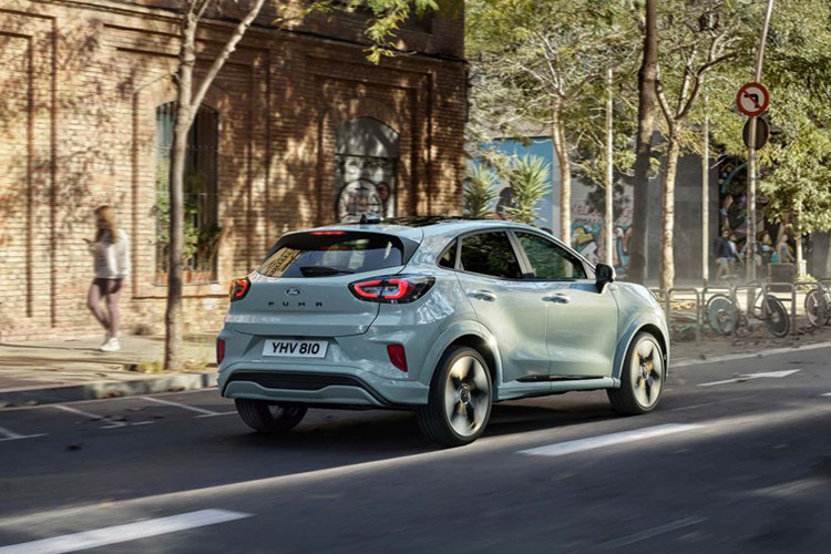 Phiên bản nhỏ hơn của động cơ ba xi-lanh có thể được trang bị hộp số sàn 6 cấp, thời gian đạt 0-100km/h là 9,8 giây. Chọn hộp số tự động ly hợp kép 7 cấp và con số này rút ngắn chỉ còn 9,6 giây. Biến thể mạnh mẽ hơn của động cơ EcoBoost chỉ có hộp số tự động và giúp chiếc crossover thời trang này đạt tốc độ 100km/h trong 8,7 giây.