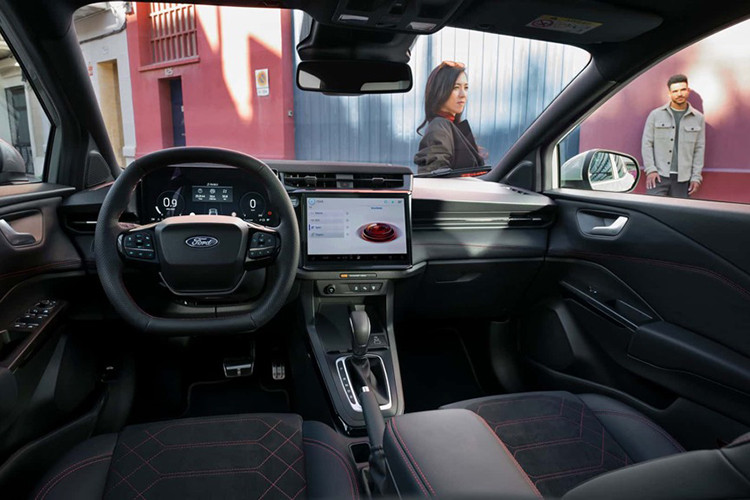 Bảng táp-lô chứa một cặp màn hình trong khi các lỗ thông gió trung tâm đã được di chuyển lên phía trên để nhường chỗ cho màn hình cảm ứng 12,0 inch. Ở bên trái, cụm đồng hồ kỹ thuật số 12,8 inch không còn được tích hợp hoàn toàn vào bảng điều khiển.