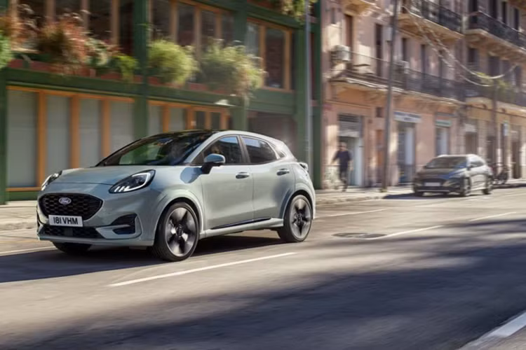 Như đã hứa vào năm 2022, Ford Puma Gen-E chạy điện hoàn toàn sẽ ra mắt vào cuối năm nay và sẽ trông gần giống vì kế thừa nền tảng từ mẫu xe chạy bằng xăng. Xe điện sẽ được sản xuất cùng với các biến thể thông thường tại nhà máy của công ty ở Craiova, Romania. 