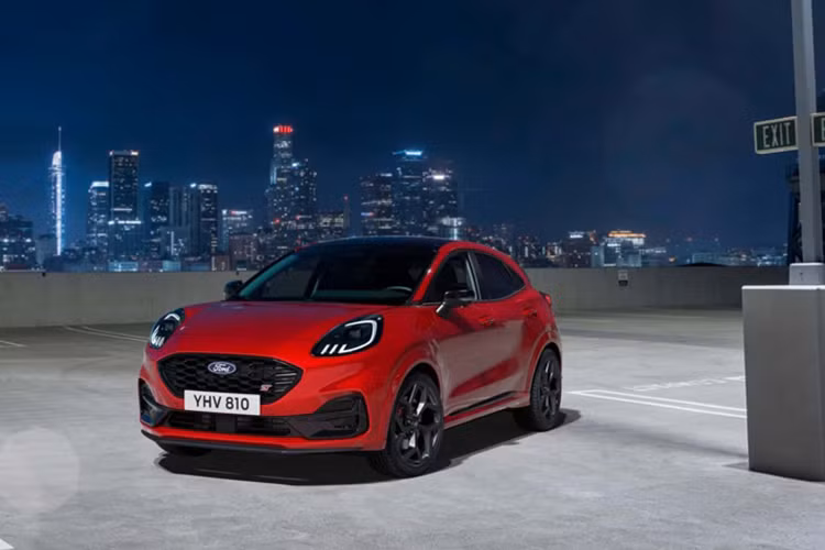 Thương ghiệu ôtô Mỹ vừa công bố phiên bản facelift của dòng B SUV Ford Puma 2024 mới - mẫu xe cùng lúc thay thế cho cả Ford Fiesta và EcoSport ở châu Âu. Trải qua đợt nâng cấp giữa vòng đời, Ford Puma có hệ thống thông tin giải trí mới và ít lựa chọn động cơ hơn.