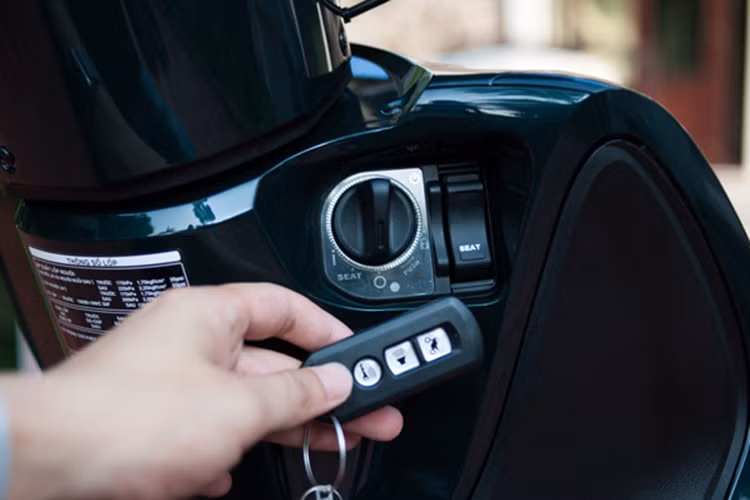  Ngoài ra, trên chìa khóa sẽ có thêm 1 núm báo động, khi kích hoạt chức năng này, nếu xe bạn bị tác động hoặc có người dắt đi, hệ thông sẽ ngay lập tức phát ra âm thanh lớn nhằm báo động cho chủ nhân của mình.