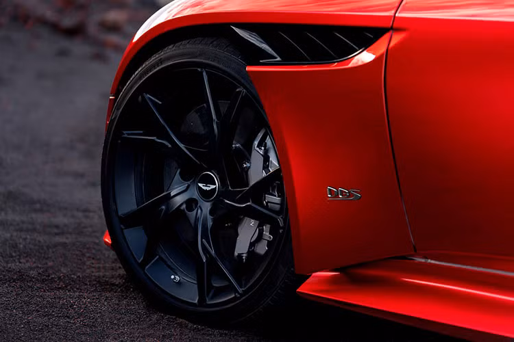 Xe được trang bị bộ la-zăng 5 chấu kép hình chữ Y kết hợp cùng hệ thống phanh gốm-carbon sở hữu kích thước 410 mm ở bánh trước và 360 mm ở bánh sau. Hệ thống treo thích ứng tiêu chuẩn nằm thấp hơn 5 mm với hệ thống treo đôi phía trước và liên kết đa điểm ở phía sau. Điều này giúp DBS Superleggera có khả năng xử lý ở các góc cua tốt hơn.