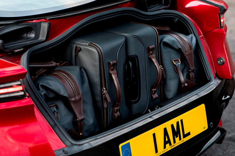 Động cơ cho phép DBS Superleggera 2019 tăng tốc từ vị trí xuất phát lên 100 km/h trong thời gian chỉ 3,4 giây, 0-160 km/h trong 6,4 giây và đạt vận tốc tối đa 340 km/h. Siêu xe Aston Martin DBS Superleggera 2019 không chỉ là phiên bản hiệu suất cao của DB11 mà còn là mẫu xe thay thế cho dòng xe Vanquish S.