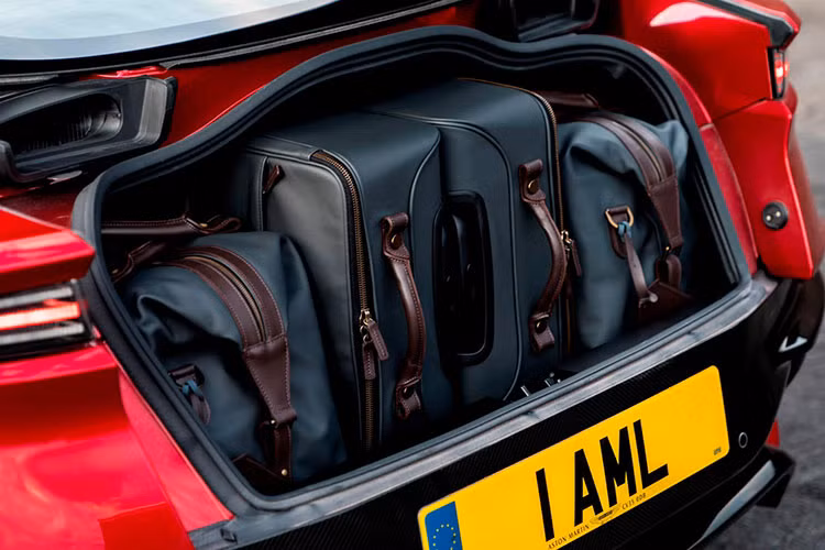 Động cơ cho phép DBS Superleggera 2019 tăng tốc từ vị trí xuất phát lên 100 km/h trong thời gian chỉ 3,4 giây, 0-160 km/h trong 6,4 giây và đạt vận tốc tối đa 340 km/h. Siêu xe Aston Martin DBS Superleggera 2019 không chỉ là phiên bản hiệu suất cao của DB11 mà còn là mẫu xe thay thế cho dòng xe Vanquish S.