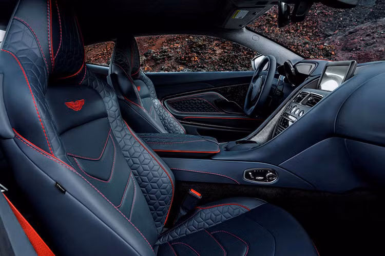 "Trái tim" của Aston Martin DBS Superleggera 2019 là động cơ xăng V12, tăng áp kép, dung tích 5,2 lít, tạo ra công suất tối đa lên đến 715 mã lực và mô-men xoắn cực đại 900 Nm. Sức mạnh động cơ được truyền tới cầu sau thông qua hộp số tự động 8 cấp do ZF mới phát triển.