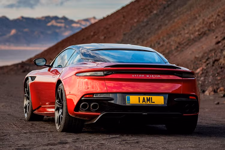 Cụm đèn hậu phía sau của xe cũng được sửa đổi, được kết nối với nhau bởi dải đèn LED mỏng trải ngang thân xe, dòng chữ Aston Martin xuất hiện đầy tinh tế trên nắp cốp và hệ thống 4 ống xả thể thao tích hợp trong bộ khuếch tán mạnh mẽ.