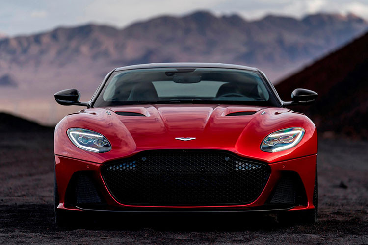 Siêu xe Aston Martin DBS Superleggera 2019 có cấu trúc siêu nhẹ, các tấm thân được làm từ sợi carbon, giúp xe nhẹ hơn 72 kg so với DB11, khối lượng 1.800 kg. Phần đầu xe đã được làm mới hoàn toàn với lưới tản nhiệt tinh chỉnh, các khe gió cỡ lớn dạng lưới ma trận, cụm đèn pha thiết kế lại để trở nên ấn tượng hơn.