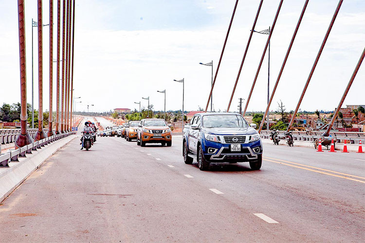 Điểm dừng đầu tiên của đoàn là Đại lý Nissan Đà Nẵng. Chủ nhà Nissan Đà Nẵng đã có cuộc tiếp đón vô cùng nồng hậu và có kiểm tra kỹ thuật tổng thể, sửa chữa cho 70 xe trong đoàn. Ở đây, Hãng dầu Total cũng đã tiếp sức các thành viên với loại nhớt dành riêng cho dòng xe Narara.