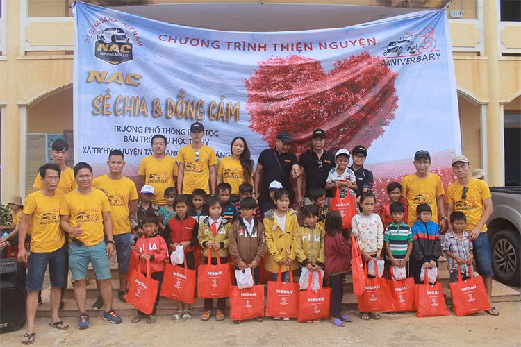 Điểm thiện nguyện với quãng đường 360 km chủ yếu là đường đèo, nhưng nhờ những tính năng hiện đại được trang bị trên Nissan Navara như phân phối lực phanh điện tử (EBD), chống bó cứng phanh (ABS), hỗ trợ phanh khẩn cấp (BA),... và hộp số tự động 7 cấp lần đầu tiên được trang bị trên phân cấp xe bán tải tại Việt Nam, đã giúp cả đoàn mang những phần quà ý nghĩa cùng tình thương ấm áp tới cho các em nhỏ.