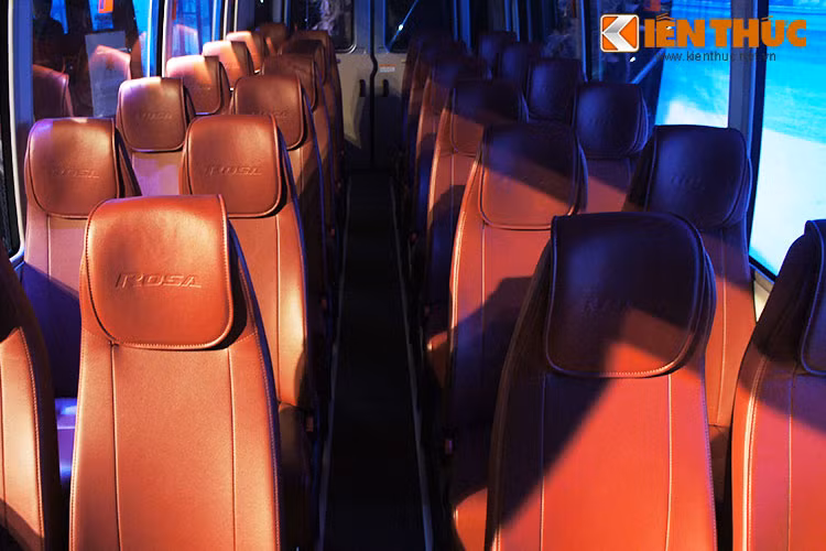 Ngoài ra, xe còn được trang bị đầy đủ các trang thiết bị tiêu chuẩn bao gồm thiết kế buồng lái thiết kế khoa học, đai an toàn cho tất cả các ghế, ghế tựa tiện nghi, chỗ để chân rộng rãi, điều hòa không khí đa chiều, tay lái trợ lực, hệ thống phanh khí xả, thiết kế bảng điều khiển hợp lý.