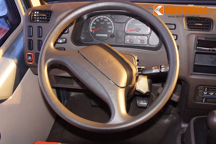 Vị trí ngồi của tài xế và vô lăng được thiết kế lý tưởng làm tăng tính ổn định khi di chuyển trên những đoạn đường xa. Sự cộng hưởng giữa cảm giác lái xe, khả năng thích ứng linh hoạt trên đường bằng phẳng hay địa hình gồ ghề là một trong những điểm mạnh của xe.