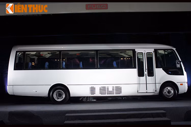 Về thiết kế, xe buýt Rosa sở hữu thân xe dài nhất trong cùng phân khúc xe buýt cỡ trung với chiều dài 7.730 mm kết hợp cửa sau mở rộng. Đây là một trong những điểm đặc biệt của xe Rosa, tạo không gian nội thất rộng rãi, dễ dàng di chuyển.