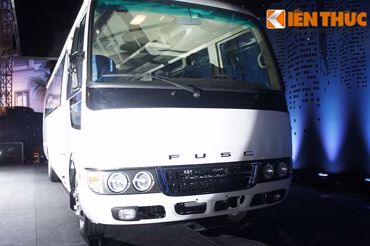  Gia nhập thị trường Việt Nam vào năm 1995, thương hiệu Mitsubishi Fuso trước đây chỉ cung cấp 4 phiên bản xe tải hạng nhẹ. Dưới sự tiếp quản của Mercedes-Benz Việt Nam, dòng xe Fuso đã được mở rộng thêm xe tải trung và xe tải nặng và giờ đây là xe buýt với thương hiệu Rosa.