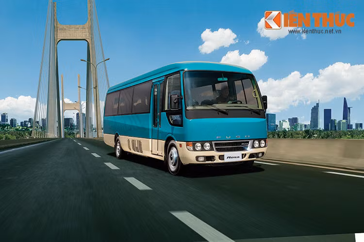 Fuso Rosa được trang bị động cơ tăng áp 4D34-2AT4 với 5 cấp số, mô-men xoắn cực đại 370 Nm ngay tại vòng tua thấp 1.600 vòng/phút cho công suất 136 mã lực bên trong động cơ diesel 4 xy-lanh.