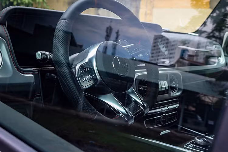 Bên trong khoang nội thất chiếc G63 AMG của Sơn Tùng M-TP là sự kết hợp giữa thiết kế cổ điển cứng cáp pha trộn với công nghệ của tương lai. Mặc dù là một mẫu SUV vơpis phong cách "vua địa hình", nhưng ở bên trong xe nó không thua kém bất kỳ một mẫu xe sedan hạng sang nào.