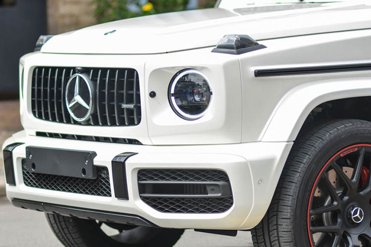 Là một trong những dòng SUV địa hình đến từ Mercedes-Benz, G-Class sở hữu khả năng off-road tuyệt vời. Trong đó, bản hiệu suất cao Mercedes-Benz G63 được nhiều khách hàng ưa chuộng bởi khả năng vận hành mạnh mẽ, hỗ trợ người lái tối đa trong việc chinh phục những địa hình khó và ngoại hình bắt mắt. Ở thế hệ thứ 2, mẫu xe này đã được gọi tên là AMG G63 thay vì G63 AMG như trước.