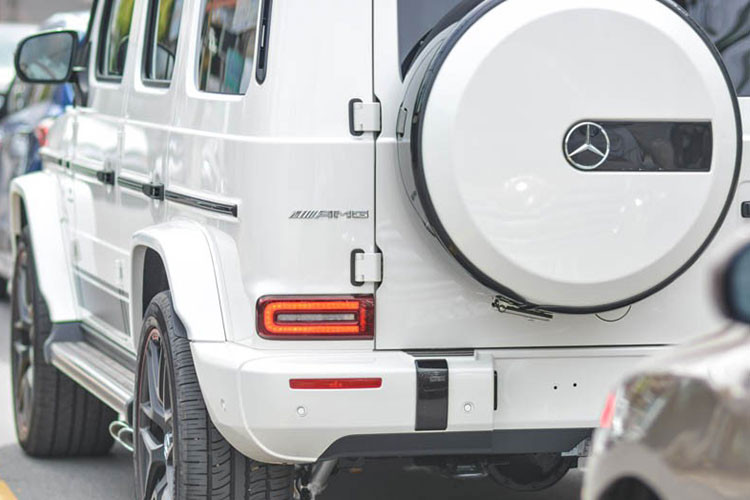 Điểm ấn tượng dễ nhận ra nhất chính là phần đầu xe SUV hạng sang Mercedes-AMG G63 của Sơn Tùng M-TP đã lột xác hoàn toàn với lưới tản nhiệt Panamericana rất thể thao với các thanh nan dạng đứng được mạ crôm hoặc sơn tối màu. Nắp capô cũng được làm mới. Hệ thống đèn chiếu sáng trên Mercedes-AMG G63 thế hệ thứ hai đã được nâng cấp lên LED toàn phần với "đôi mắt" thiết kế lại hoàn toàn.