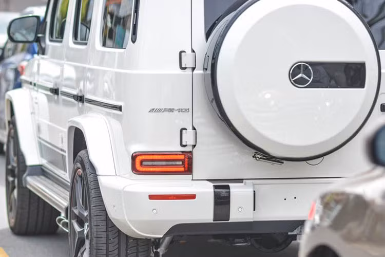 Điểm ấn tượng dễ nhận ra nhất chính là phần đầu xe SUV hạng sang Mercedes-AMG G63 của Sơn Tùng M-TP đã lột xác hoàn toàn với lưới tản nhiệt Panamericana rất thể thao với các thanh nan dạng đứng được mạ crôm hoặc sơn tối màu. Nắp capô cũng được làm mới. Hệ thống đèn chiếu sáng trên Mercedes-AMG G63 thế hệ thứ hai đã được nâng cấp lên LED toàn phần với "đôi mắt" thiết kế lại hoàn toàn.