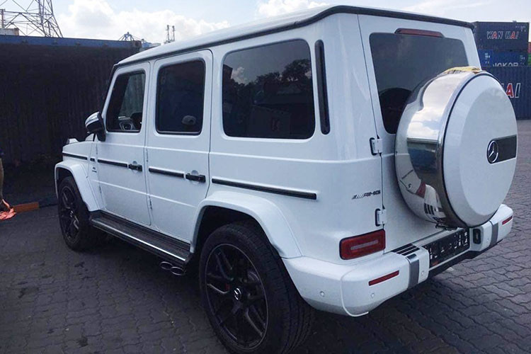 Nằm bên dưới nắp capô Mercedes-AMG G63 của Sơn Tùng M-TP vẫn là khối động cơ xăng V8, tăng áp kép, dung tích 4.0 lít mới nhất. Động cơ này tạo ra công suất tối đa 585 mã lực tại tua máy 6.000 vòng/phút và mô-men xoắn cực đại 850 Nm tại dải tua máy 2.500 - 3.500 vòng/phút. Sức mạnh được truyền tới cả 4 bánh thông qua hộp số tự động AMG Speedshift Plus 9 cấp.