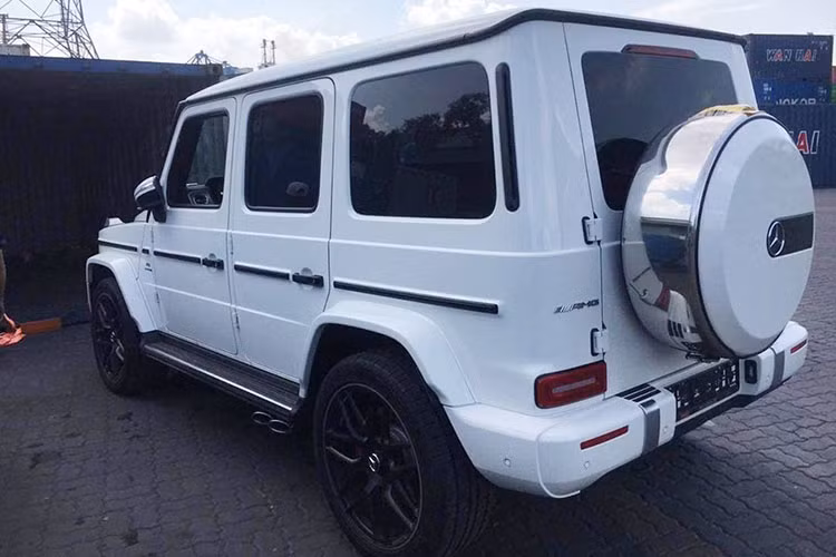 Nằm bên dưới nắp capô Mercedes-AMG G63 của Sơn Tùng M-TP vẫn là khối động cơ xăng V8, tăng áp kép, dung tích 4.0 lít mới nhất. Động cơ này tạo ra công suất tối đa 585 mã lực tại tua máy 6.000 vòng/phút và mô-men xoắn cực đại 850 Nm tại dải tua máy 2.500 - 3.500 vòng/phút. Sức mạnh được truyền tới cả 4 bánh thông qua hộp số tự động AMG Speedshift Plus 9 cấp.