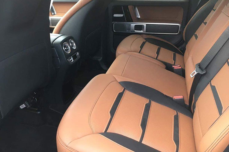 Vô lăng của xe thiết kế dạng 4 chấu kim loại mạ crome, bọc da cao cấp. Màn hình hiển thị thông tin dạng số hoá cho chất luợng hiển thị tối ưu. Logo AMG gắn ở dưới vô lăng. Xe còn được trang bị màn hình đôi Widescreen Cockpit 12.3 inch, lỗ thông gió điều hoà kiểu tuabin, hệ thống đèn viền nội thất 64 tùy chọn màu sắc.