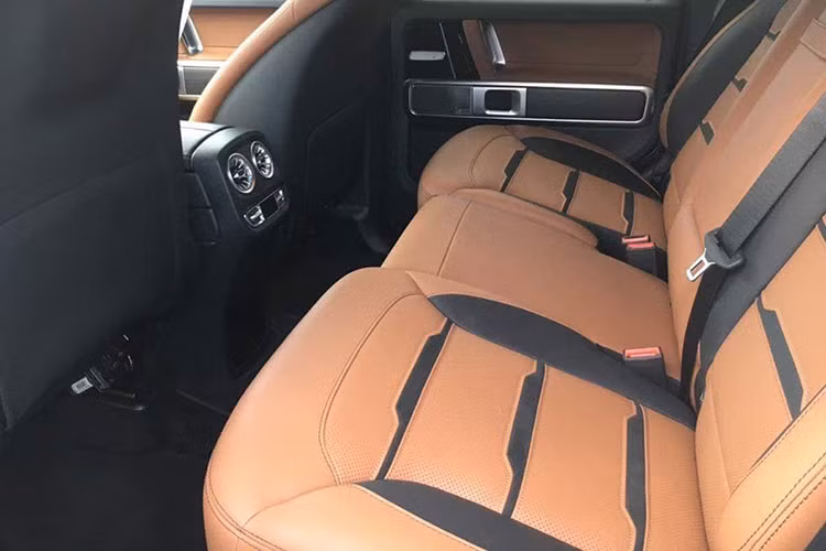 Vô lăng của xe thiết kế dạng 4 chấu kim loại mạ crome, bọc da cao cấp. Màn hình hiển thị thông tin dạng số hoá cho chất luợng hiển thị tối ưu. Logo AMG gắn ở dưới vô lăng. Xe còn được trang bị màn hình đôi Widescreen Cockpit 12.3 inch, lỗ thông gió điều hoà kiểu tuabin, hệ thống đèn viền nội thất 64 tùy chọn màu sắc.