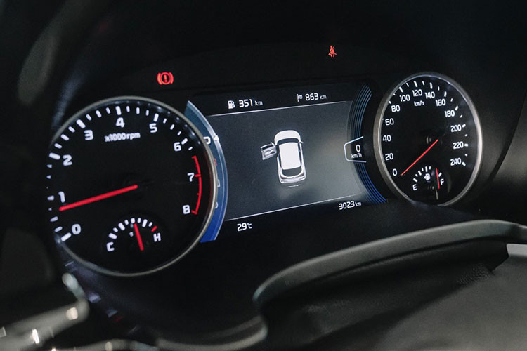 Sự khác biệt của GT-Line bên trong khoang lái được thể hiện qua logo GT-Line ở các vị trí vô lăng, ghế và cần số. Vô lăng trên phiên bản này được thêu chỉ đỏ, bàn đạp ốp kim loại. Đặc biệt, Seltos 1.4T GT-Line hiện là phiên bản duy nhất có trang bị rèm che nắng phía sau mang tạo sự thoải mái và khác biệt so với các phiên bản còn lại.