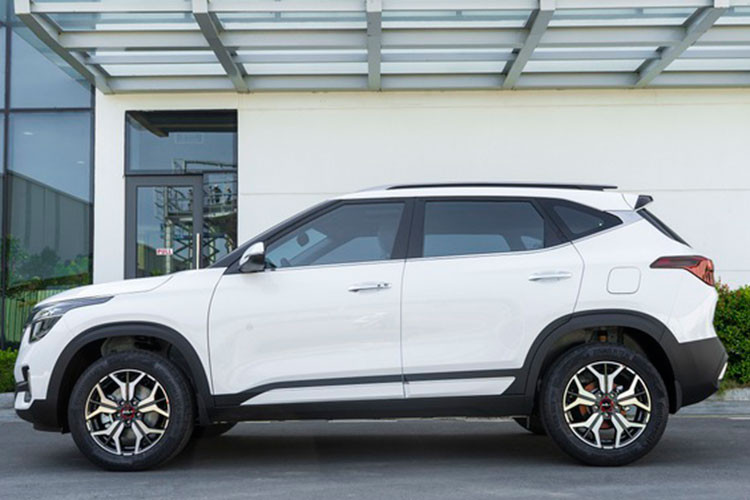 Với phiên bản Kia Seltos 1.6 Deluxe 2023 mới, ngoài việc có nhận diện với logo mới từ thương hiệu KIA thì xe sử dụng chìa khóa thông minh smartkey hiện đại và khởi động bằng nút nhấn Start/Stop. Qua đó giúp người lái chỉ cần một thao tác duy nhất đã có thể khởi động hoặc tắt máy xe.